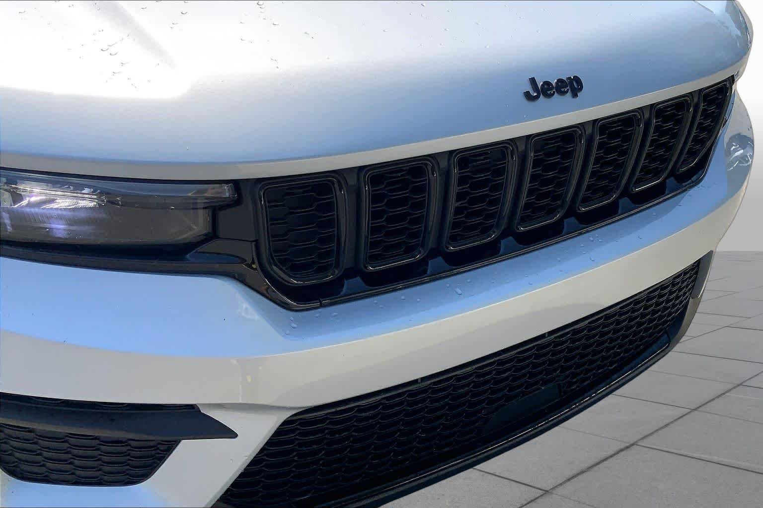 Certified Used 2025 Silver Zynith Jeep Altitude image 32