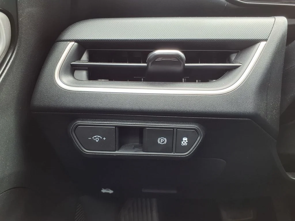 Used 2025 White Kia LXS image 29