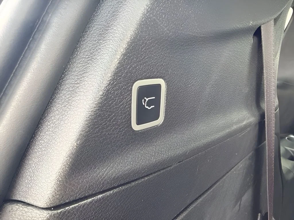 Used 2025 Black Chrysler Limited image 23