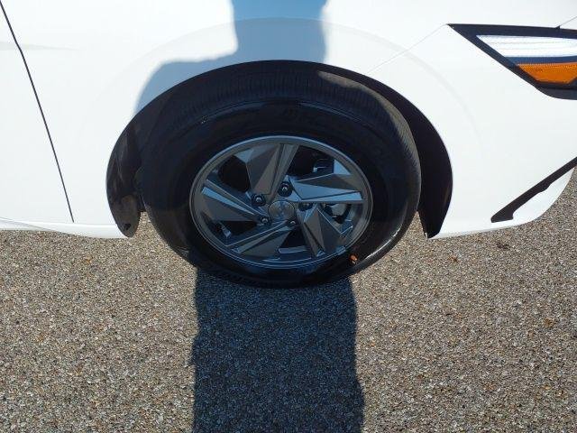 New 2026 White Hyundai SE image 32