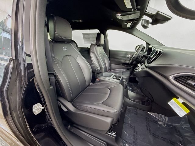 New 2026 Diamond Black Crystal Pearl-Coat Exterior Paint Chrysler Select image 28