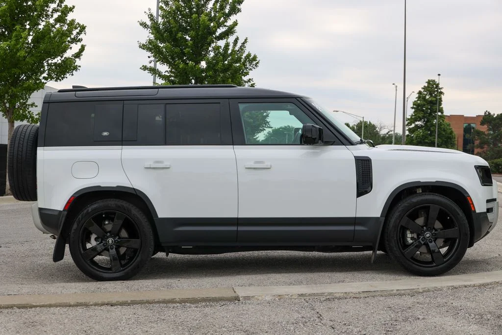 Used 2024 White Land Rover S image 31