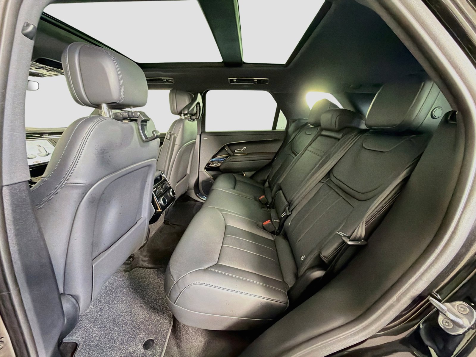 New 2027 Santorini Black LAND ROVER Dynamic SE P400 image 27
