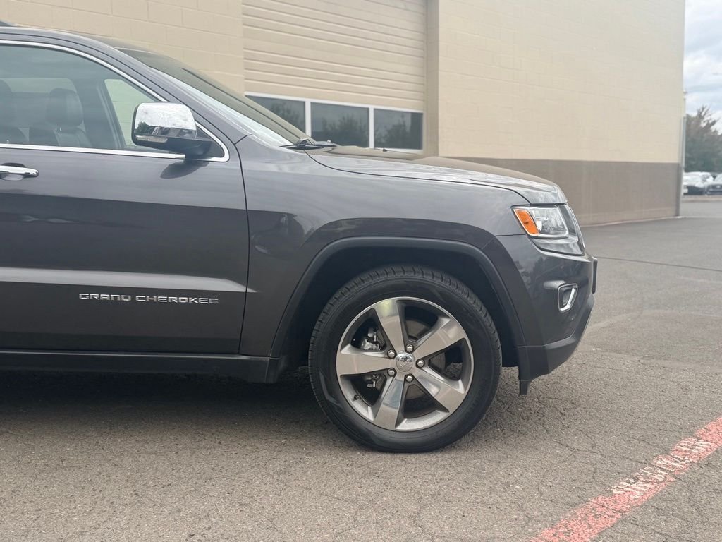Used 2015 Gray Jeep Limited image 2