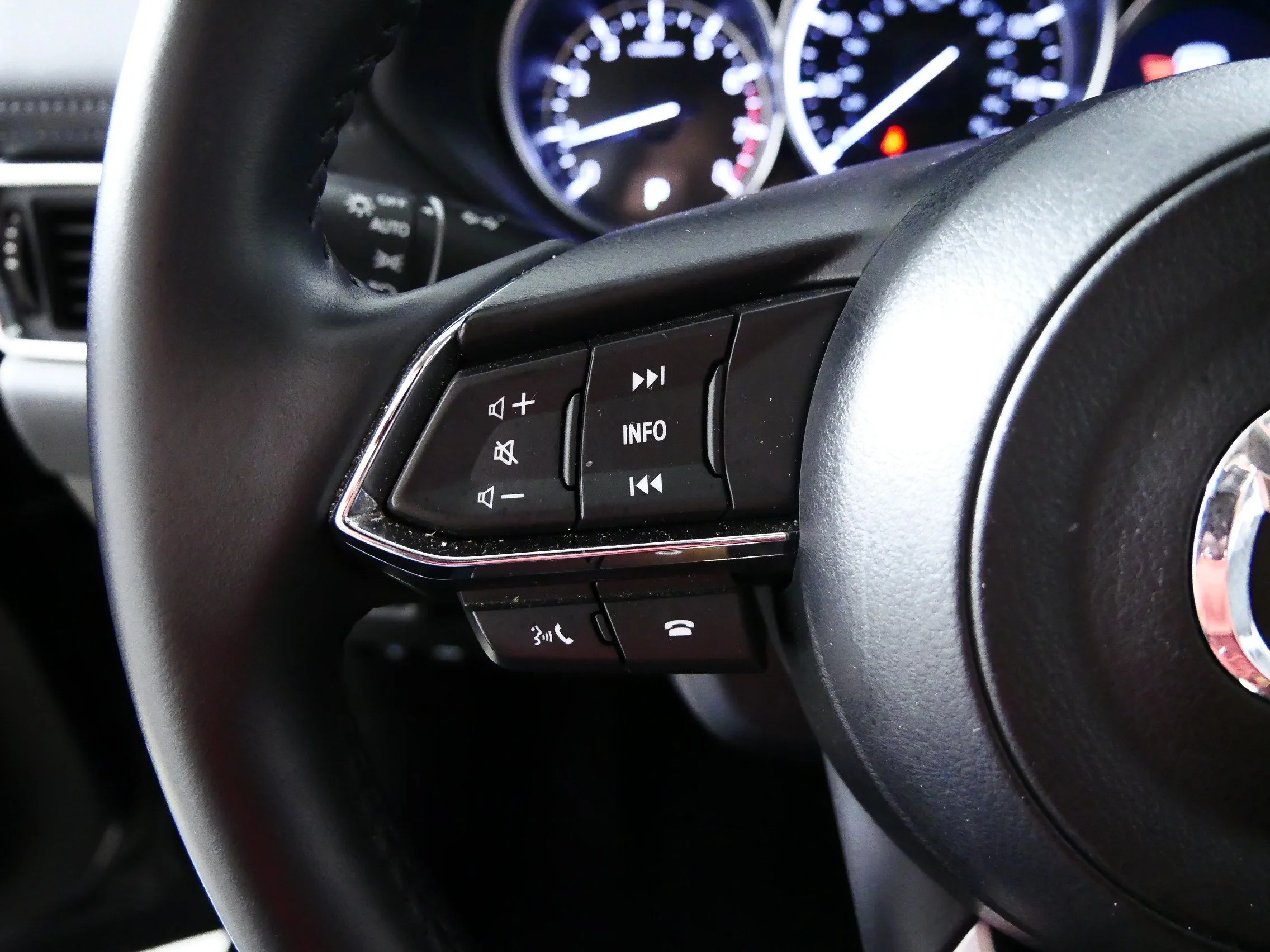 Used 2025 Jet Black Mica Mazda 2.5 S Preferred Package image 27