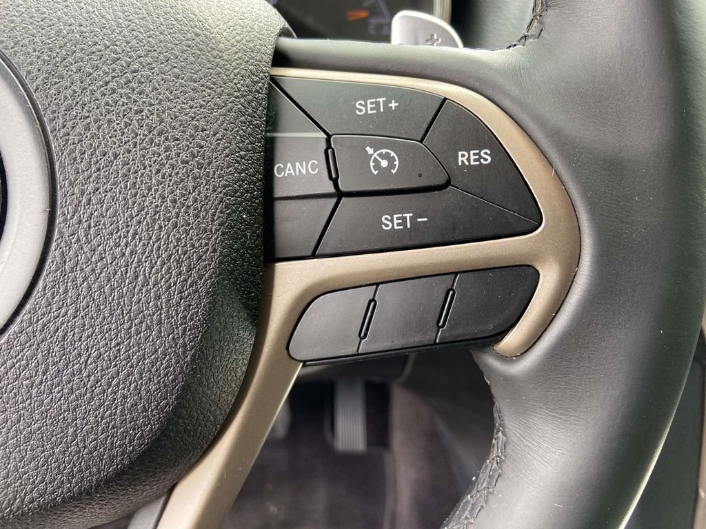 Used 2017 Black Jeep Laredo image 31