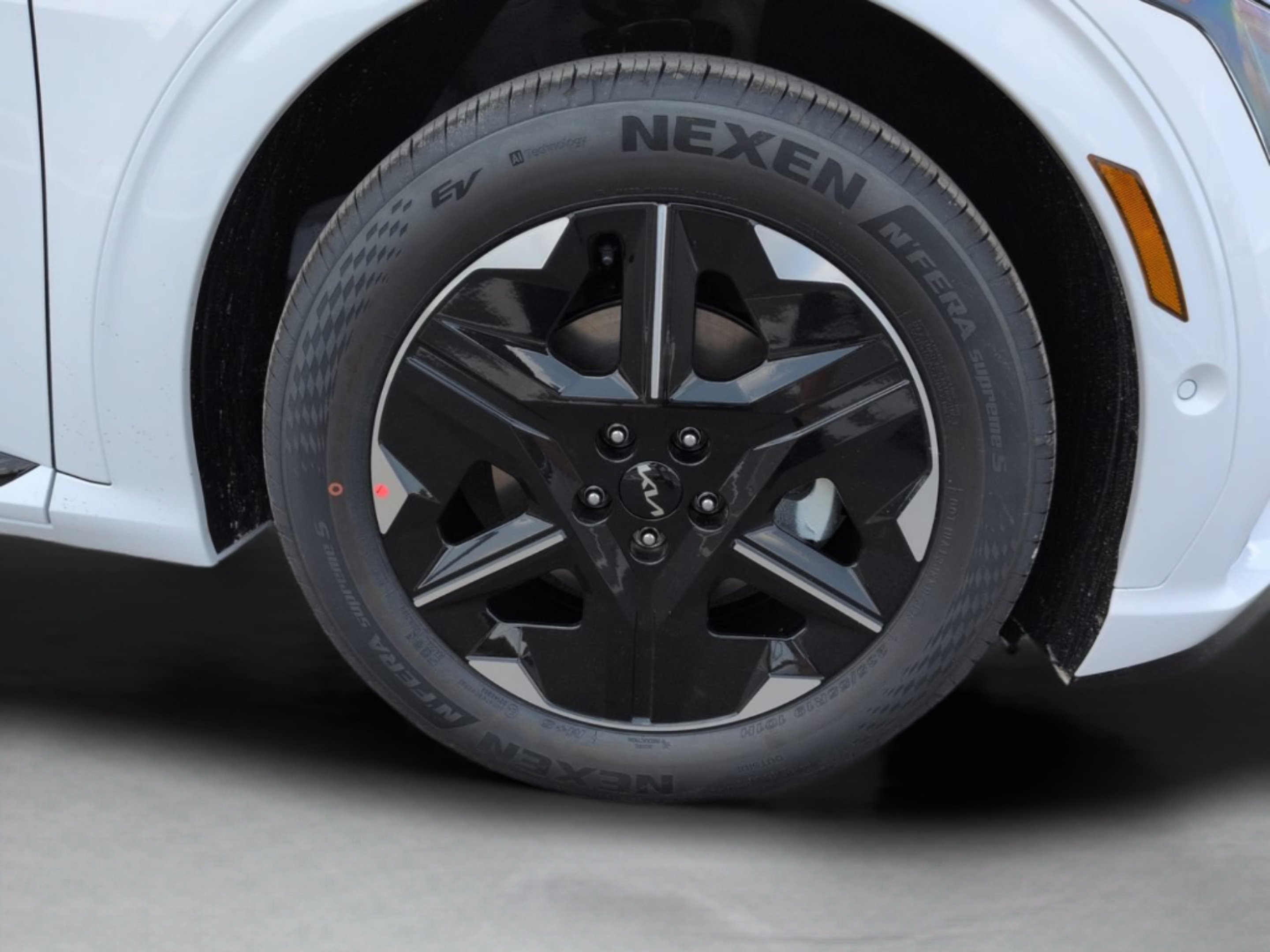 New 2026 Glacial White Pearl / Black Ro Kia GT-LINE image 32