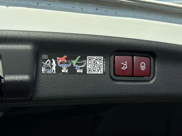 Used 2025  Mercedes-Benz C 300 image 32