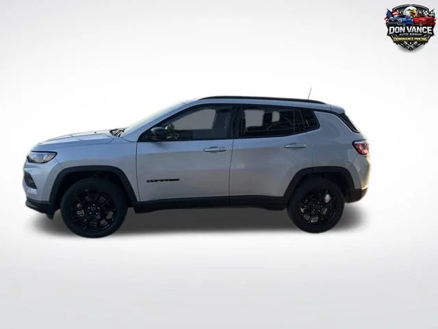 New 2026 Silver Zynith Metallic Clearcoat Jeep Latitude image 2