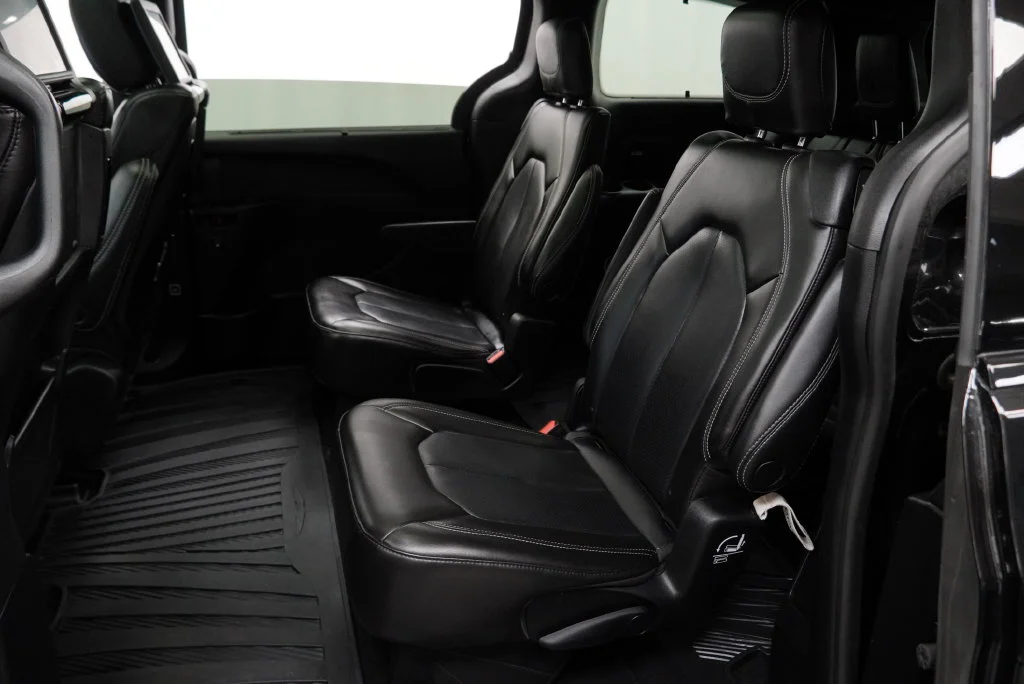 Used 2023 Black Chrysler Touring L image 27