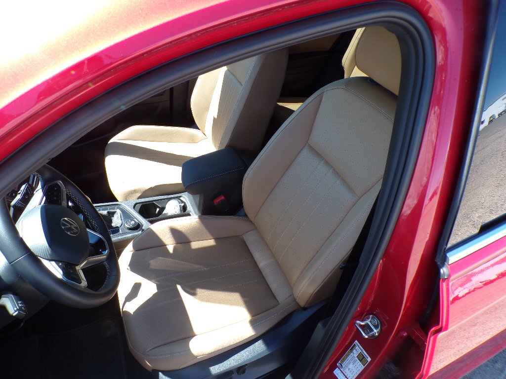 Used 2023 Kings Red Metallic Volkswagen SE image 19