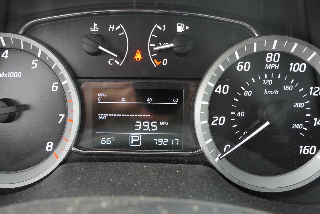 Used 2015 Gun Metallic Nissan SV image 6
