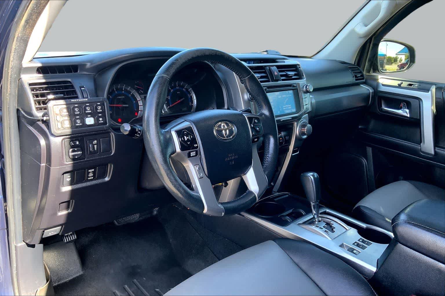 Used 2018 Nautical Blue Metallic Toyota SR5 Premium image 18
