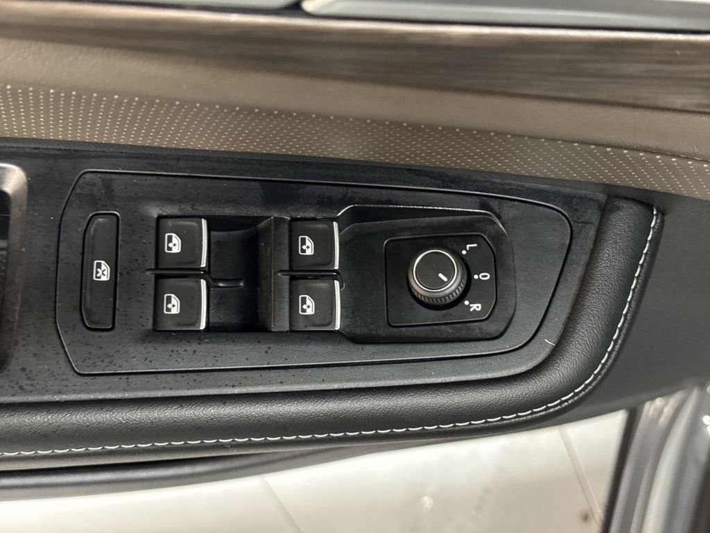 Used 2025  Volkswagen 2.0T SEL image 15