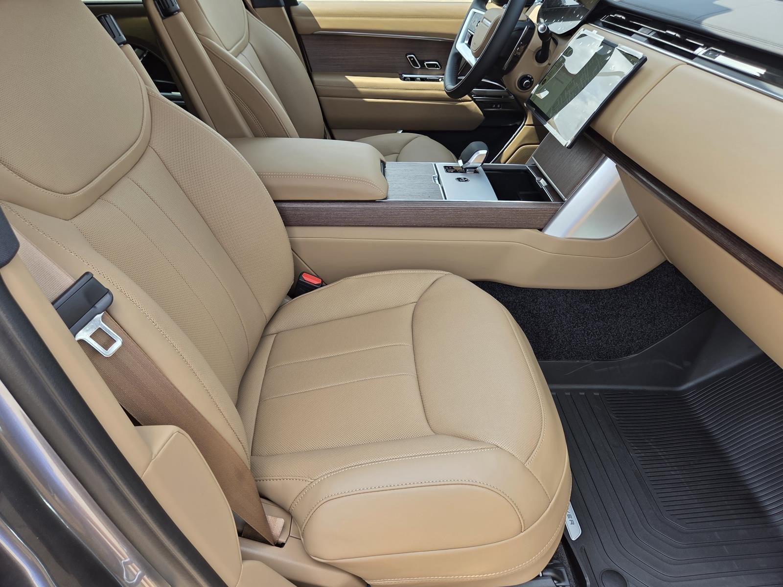 New 2026 Eiger Grey Land Rover SE image 39
