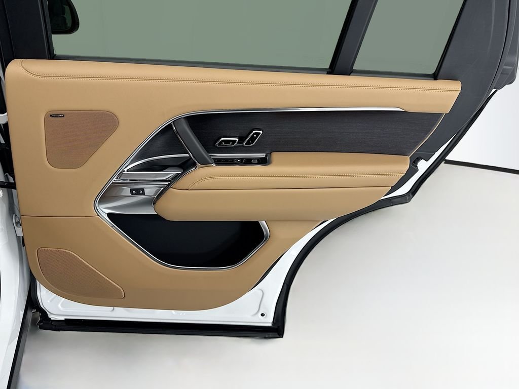 New 2026 Fuji White LAND ROVER SE 7 Seats image 26