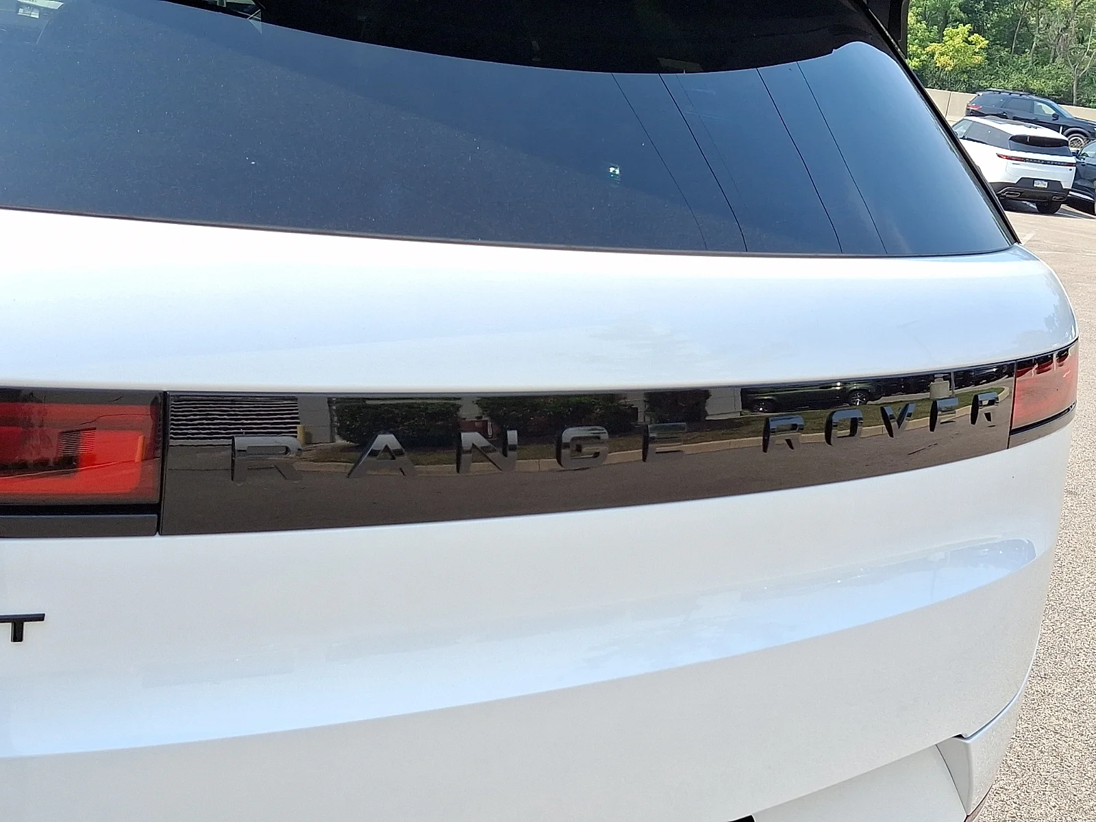 New 2026 Ostuni Pearl White Land Rover P400 Dynamic SE image 22