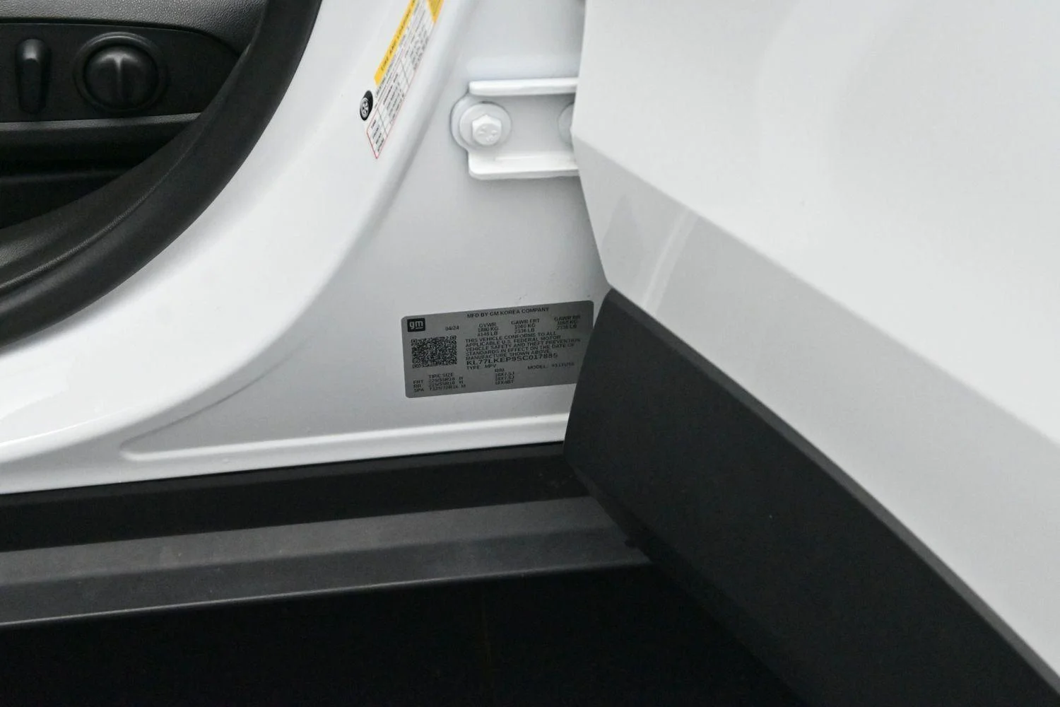 Used 2025 Summit White Chevrolet ACTIV image 35