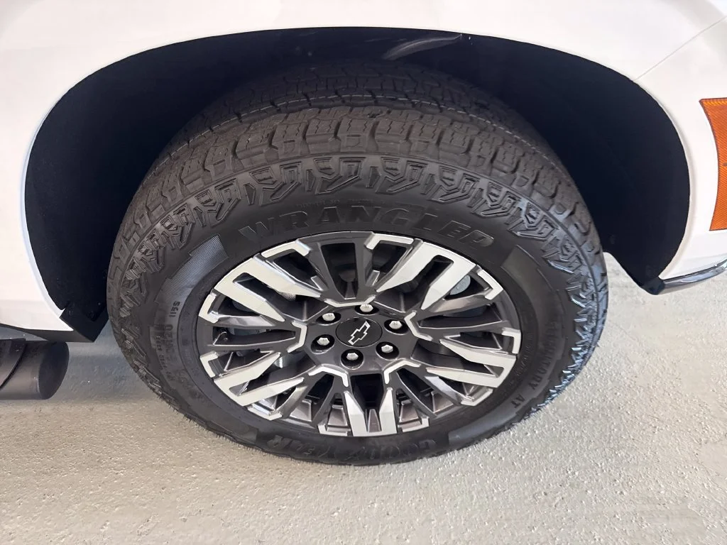 New 2027 Summit White Chevrolet Z71 image 4