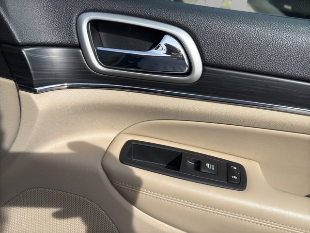 Used 2019 Diamond Black Crystal Pearlcoat Jeep Limited image 18