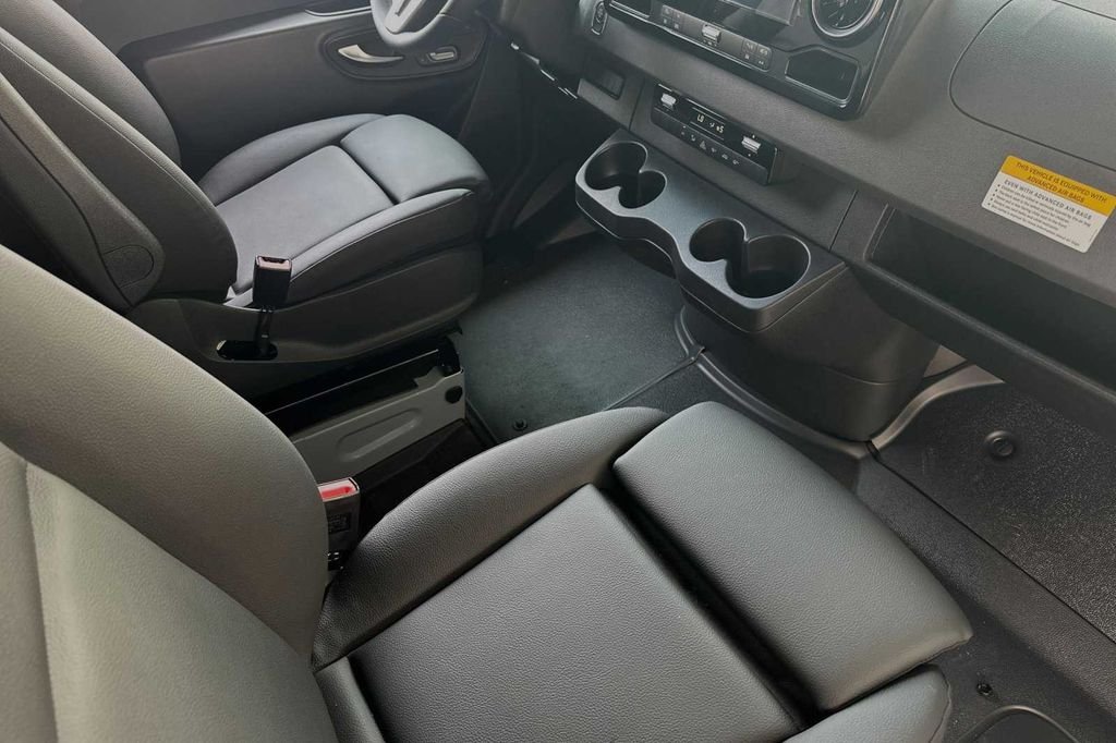 Used 2024  Mercedes-Benz Cargo 170 WB image 16