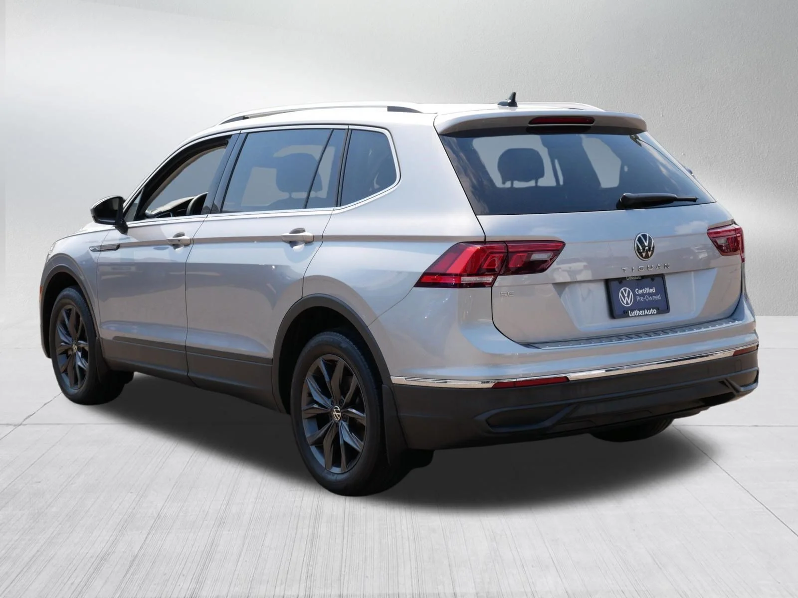 Certified Used 2023 PYRITE SILVER Volkswagen SE image 5