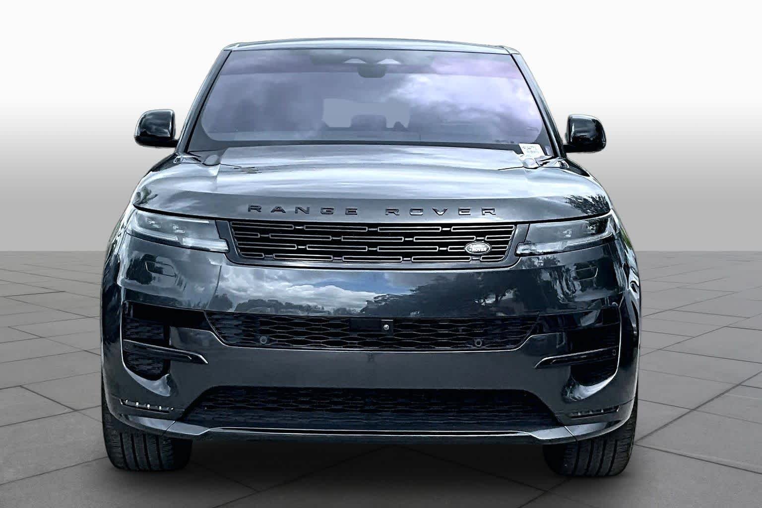 Used 2023  Land Rover SE Dynamic image 4