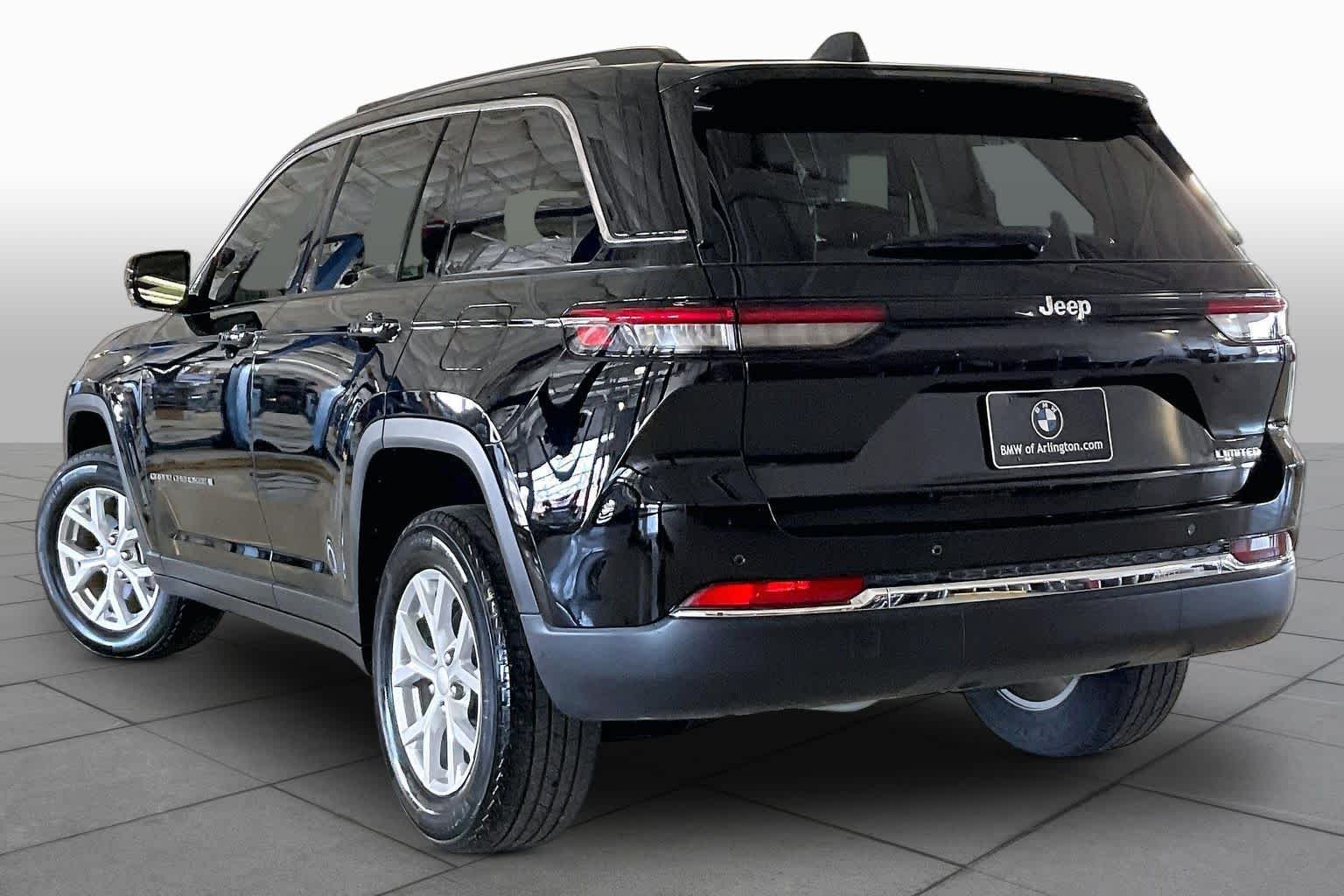 Used 2023 Diamond Black Crystal Pearlcoat Jeep Limited image 11