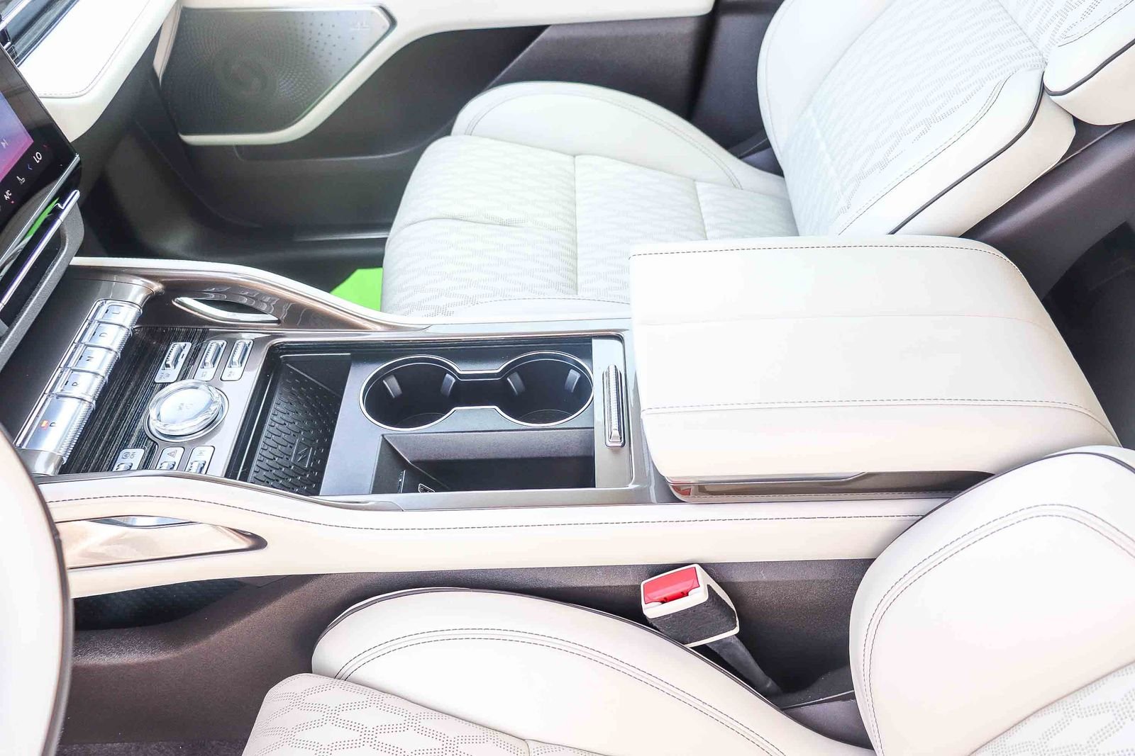 Used 2024 White Platinum Clearcoat Metallic Lincoln Black Label image 19