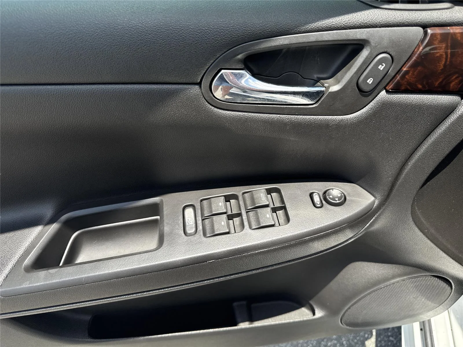 Used 2015 SUMMIT WHITE Chevrolet LT image 17