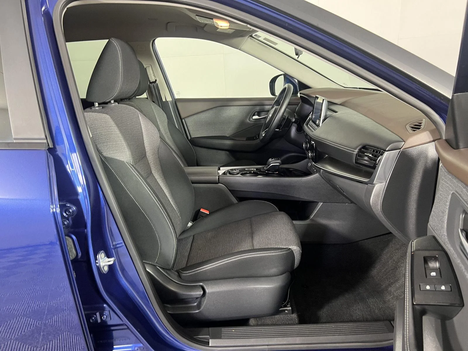 Used 2022 Caspian Blue Metallic Nissan SV image 22