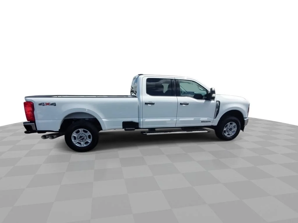 Used 2025 White Ford XL image 9