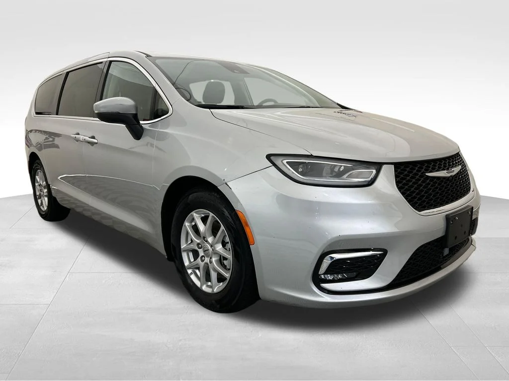 Used 2023 Silver Chrysler Touring L image 8