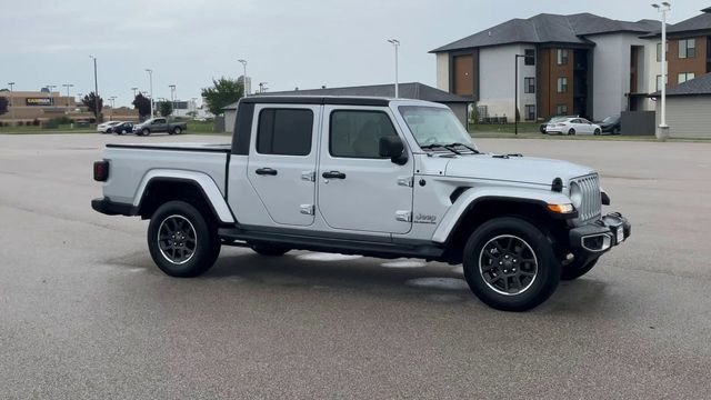 Used 2022 Silver Zynith Clearcoat Jeep Overland image 2