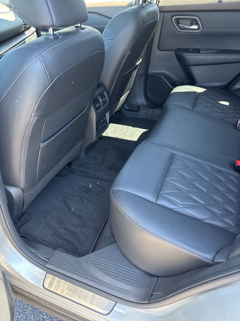 Used 2023 Silver Nissan Platinum image 17