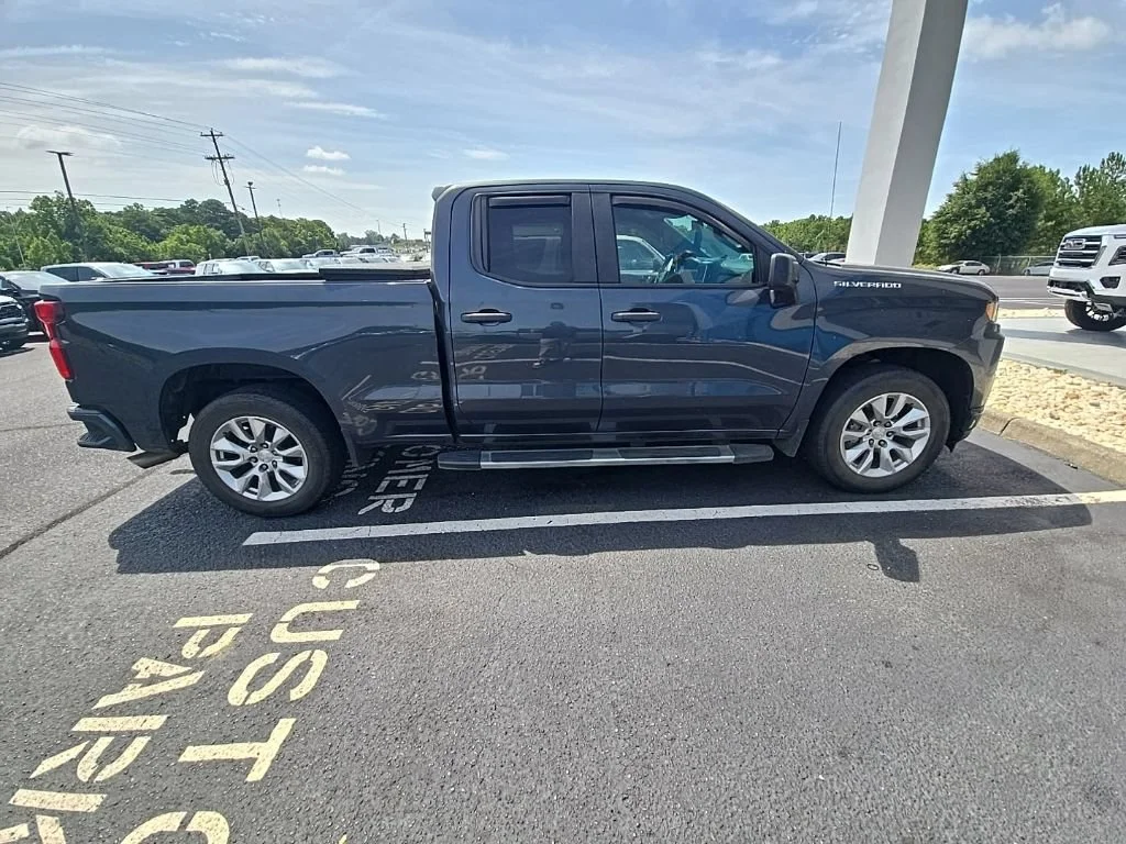 Used 2020 SHADOW GRAY METALLIC Chevrolet Custom image 11