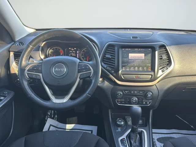 Used 2017 White Jeep Latitude image 11