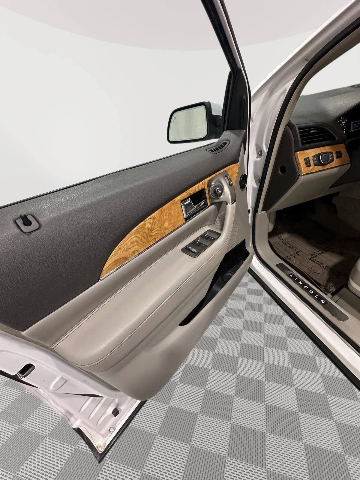 Used 2015 White Lincoln AWD image 16