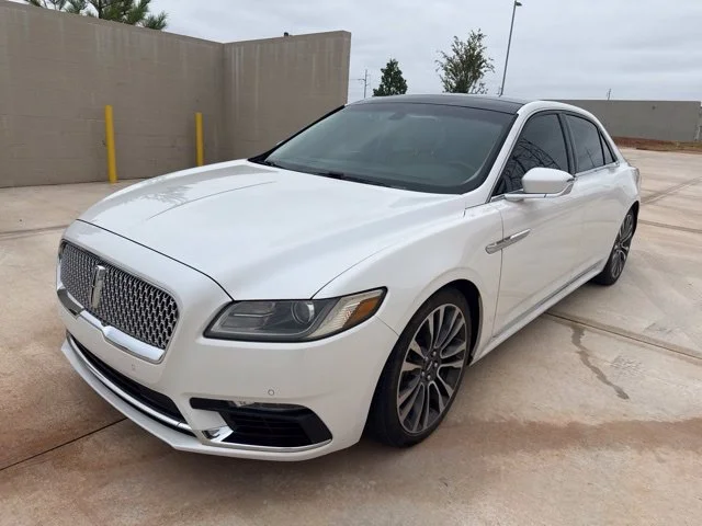 Used 2018 White Lincoln Select image 1