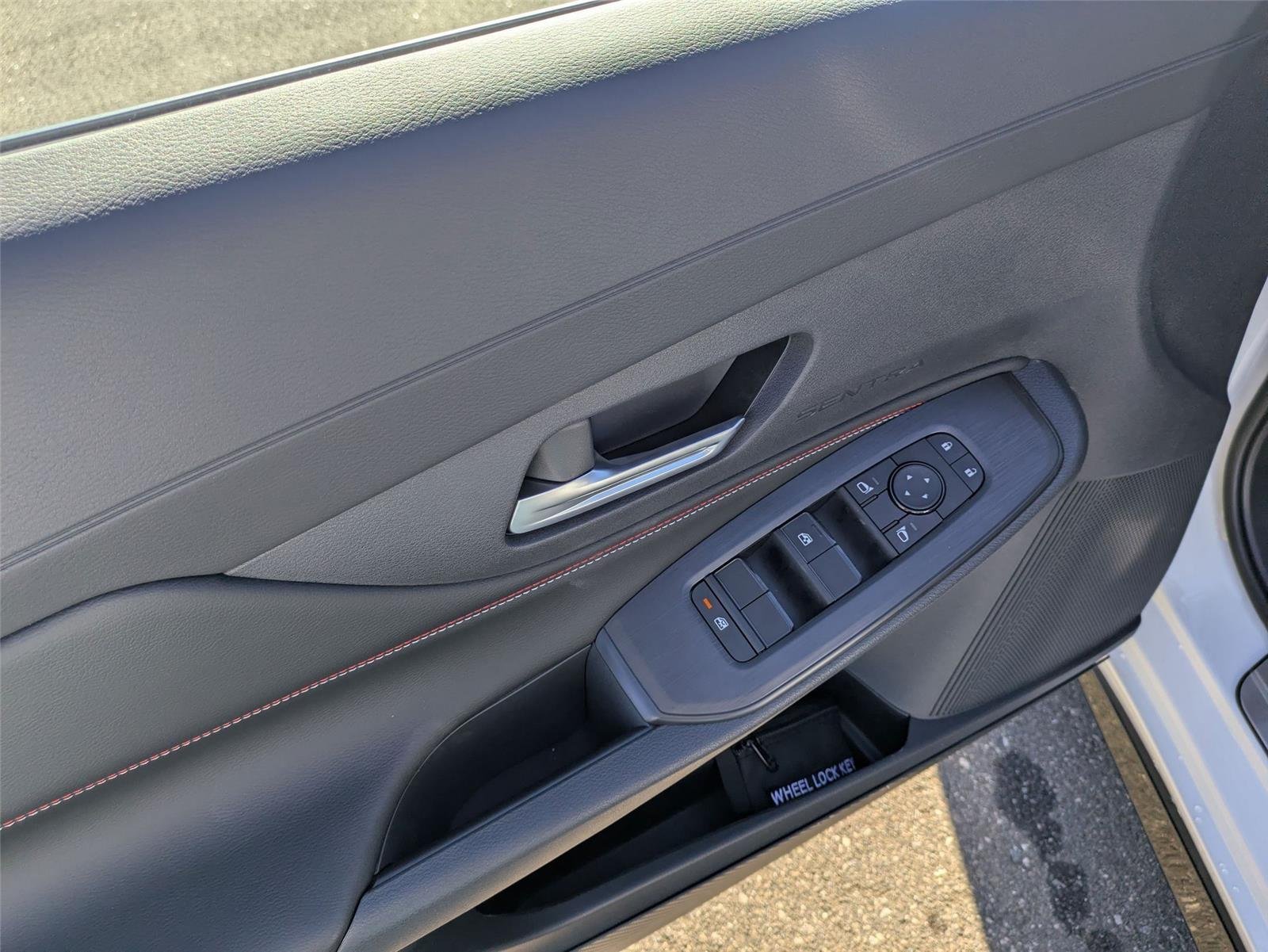 New 2026 Aspen White TriCoat / Super Black Two-tone Nissan SR image 12