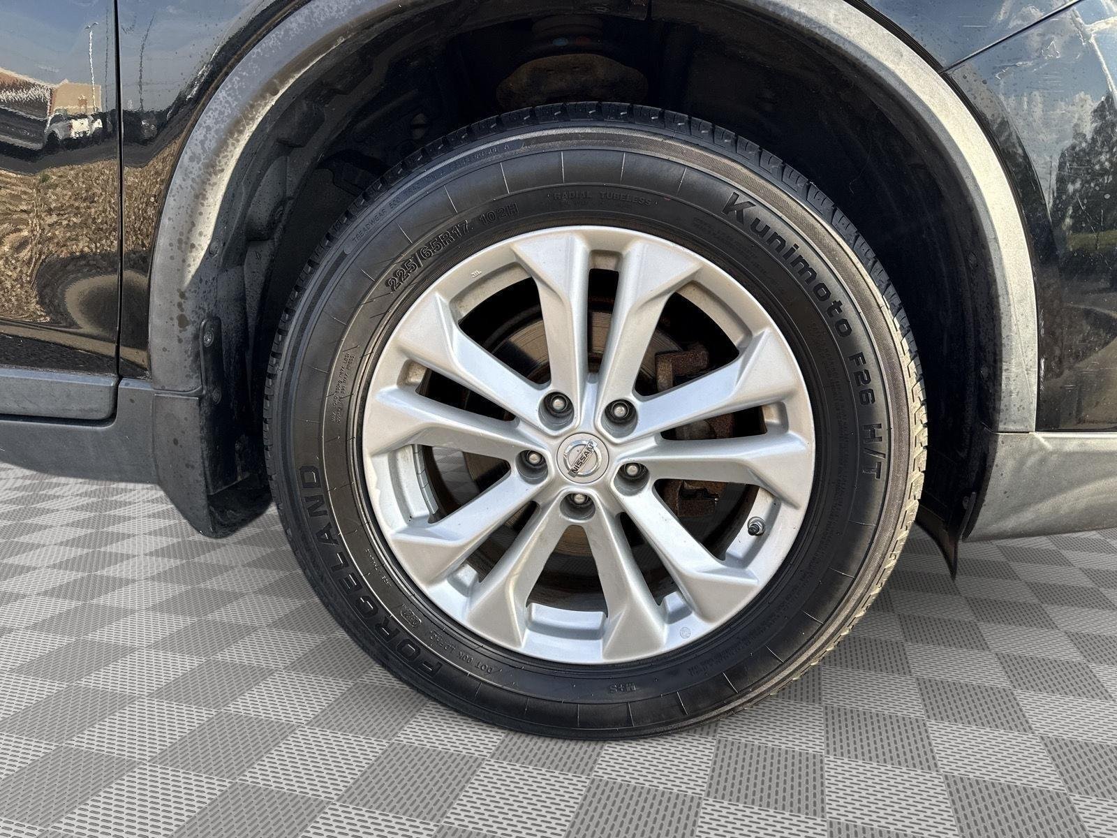 Used 2015 Super Black Nissan SV image 6