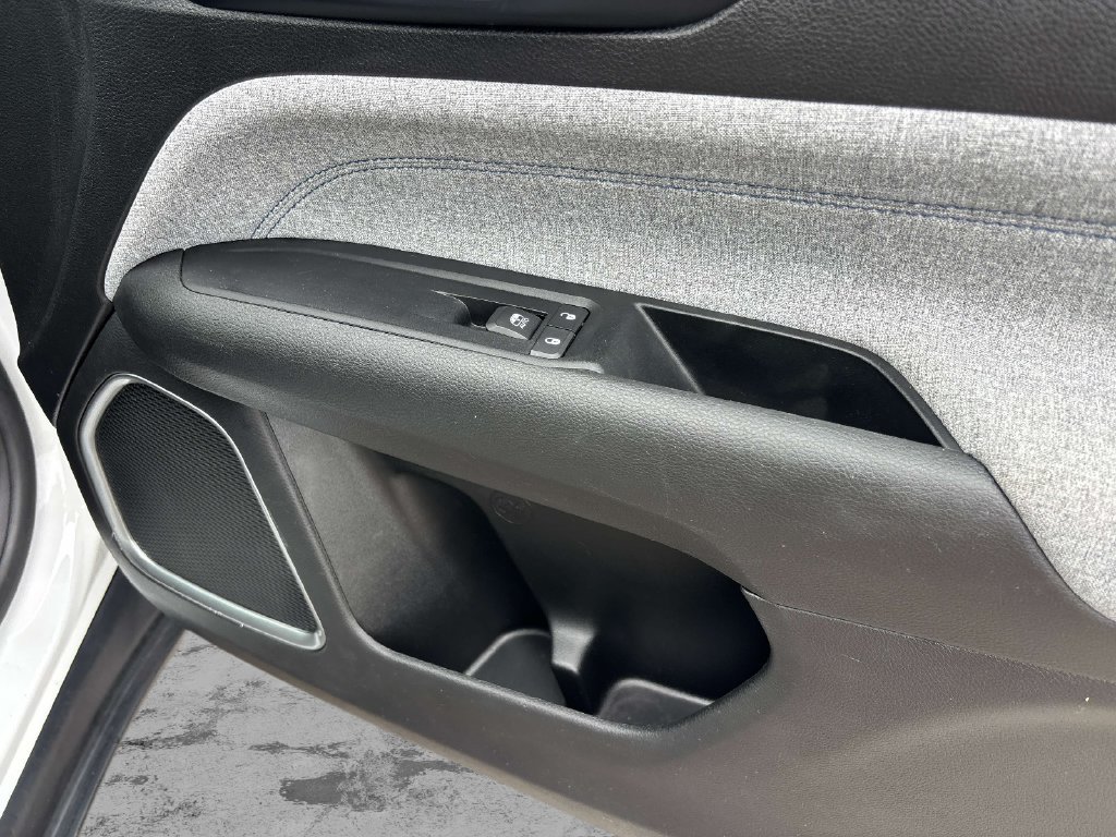 Used 2022 White Jeep Latitude image 18