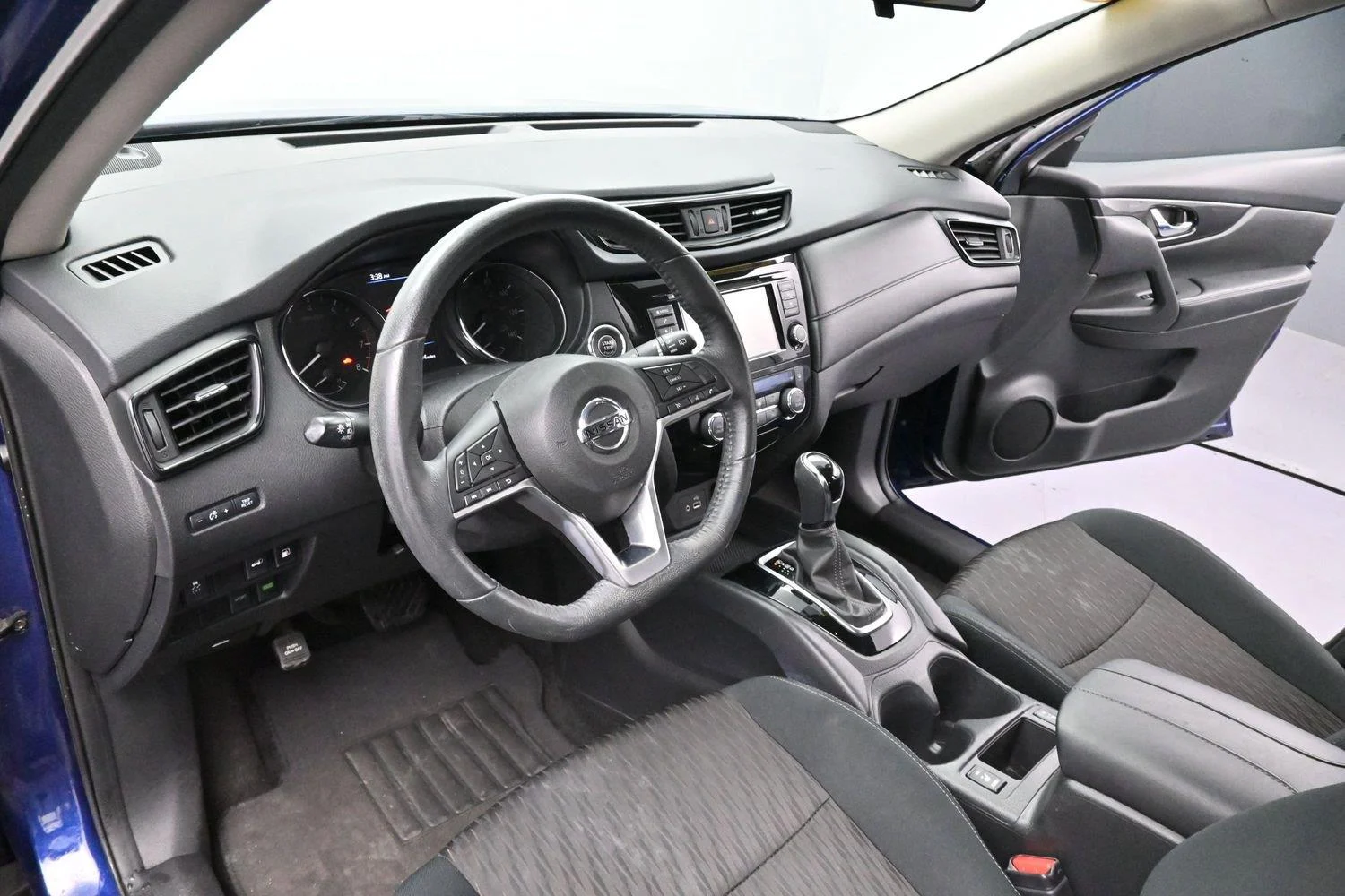 Used 2018 Caspian Blue Nissan SV image 17