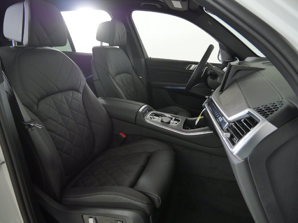 New 2026 Mineral White Metallic BMW xDrive50e image 21