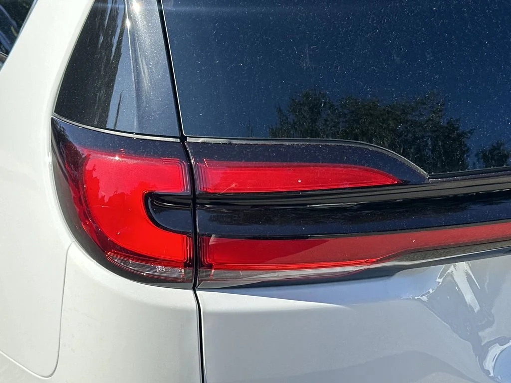 New 2026 Bright White Clear-Coat Exterior Paint Chrysler Pinnacle image 7