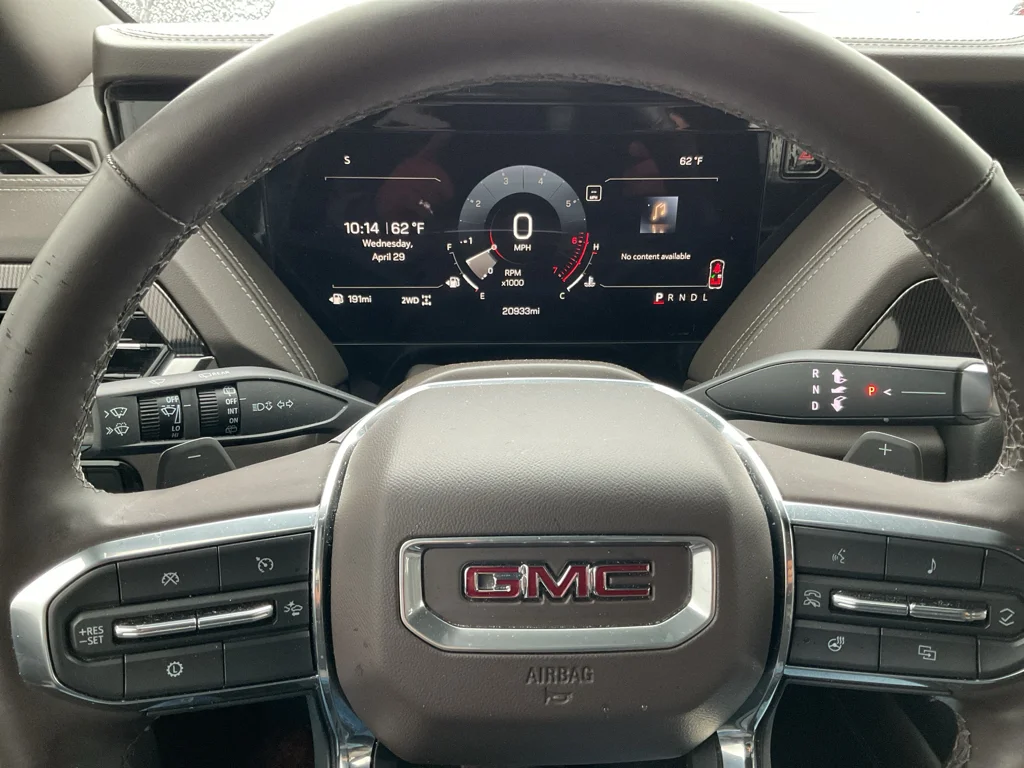 Used 2025 Summit White GMC Elevation image 29