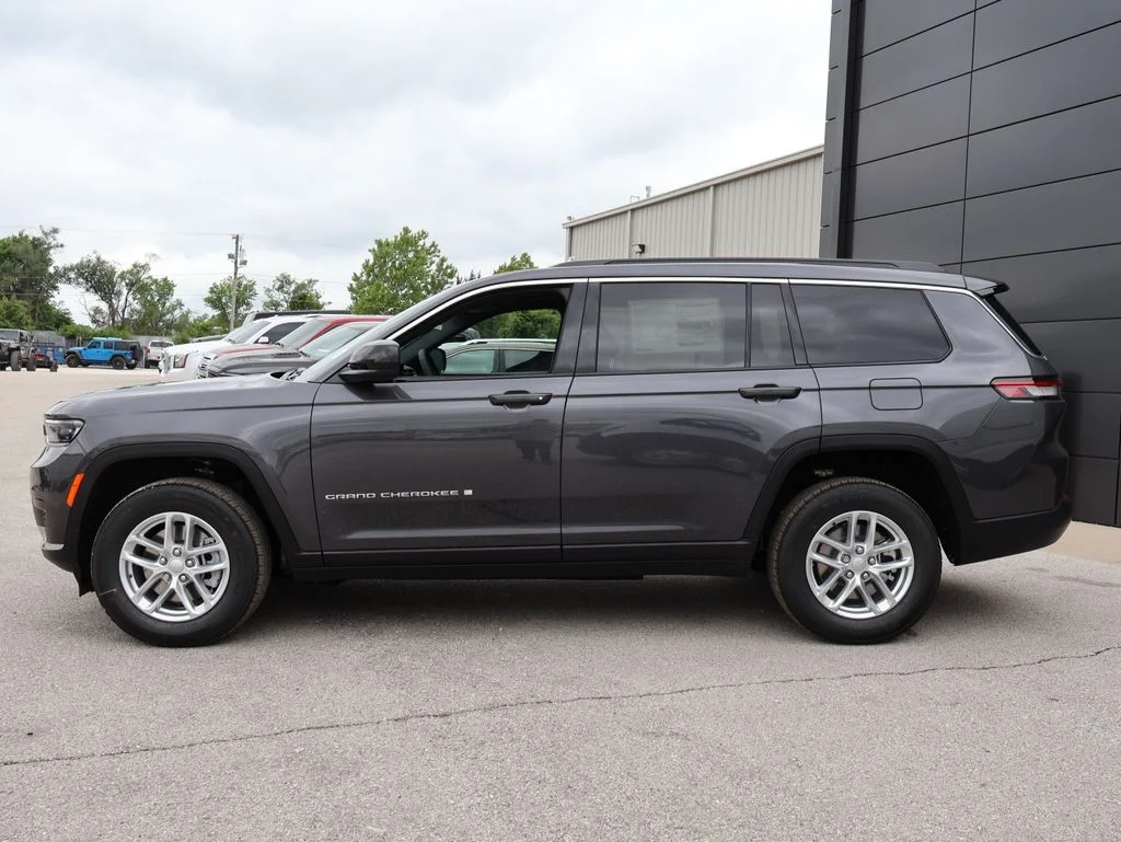 New 2026 Baltic Gray Metallic Clear-Coat Exterior Paint Jeep Laredo image 2