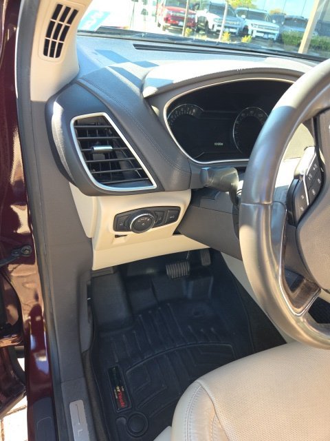 Used 2017 Red Lincoln Reserve image 8