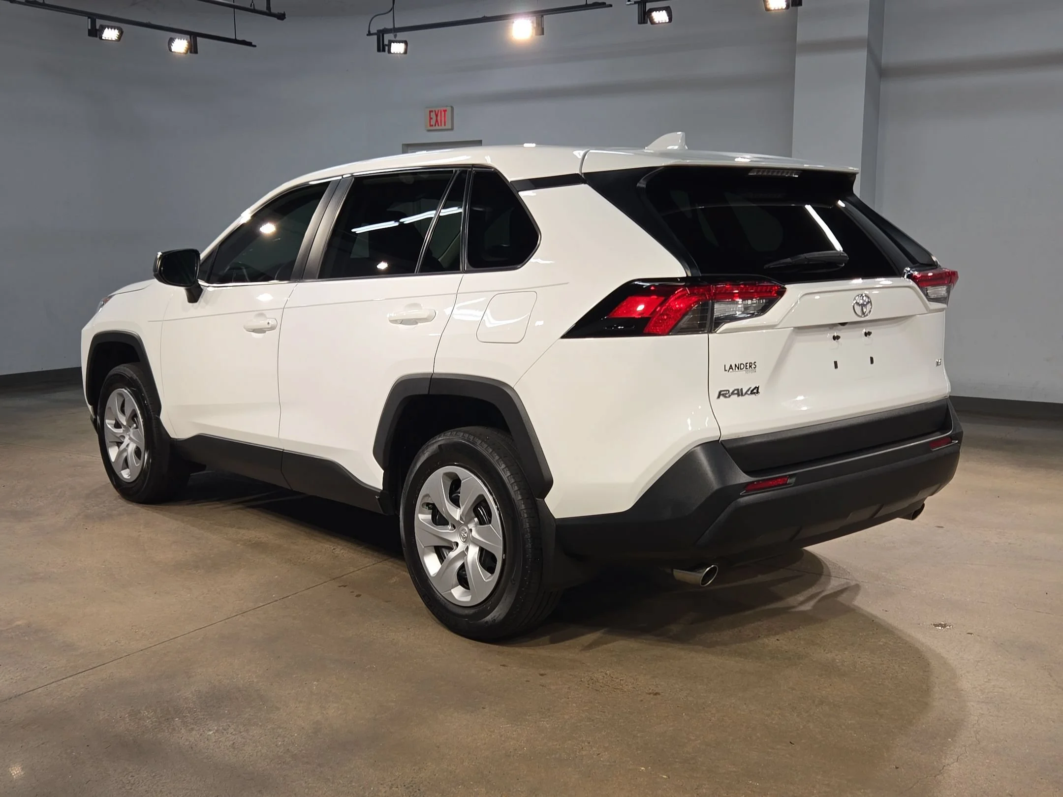 Used 2022 White Toyota LE image 5