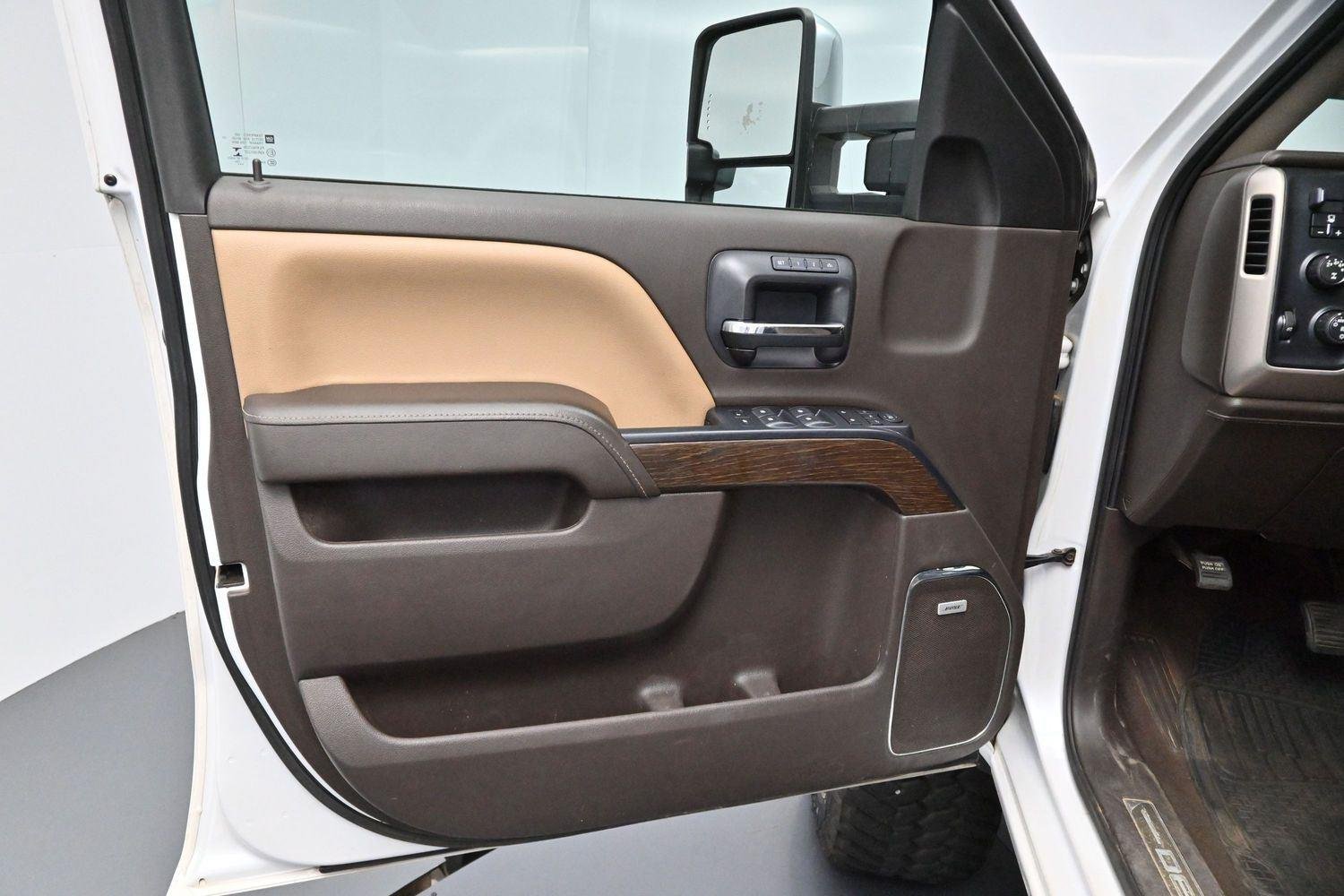 Used 2019 White Frost Tricoat GMC Denali image 9